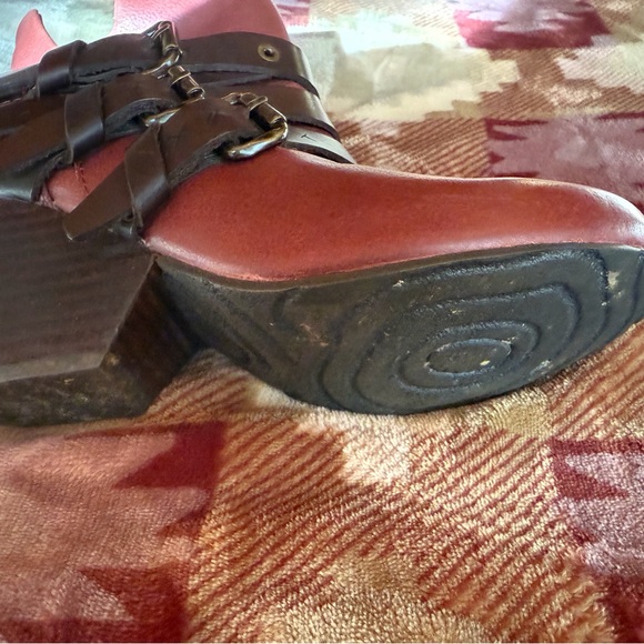 Beautiful OTBT Lasso Booties 8.5 in Red Oak - Picture 5 of 10